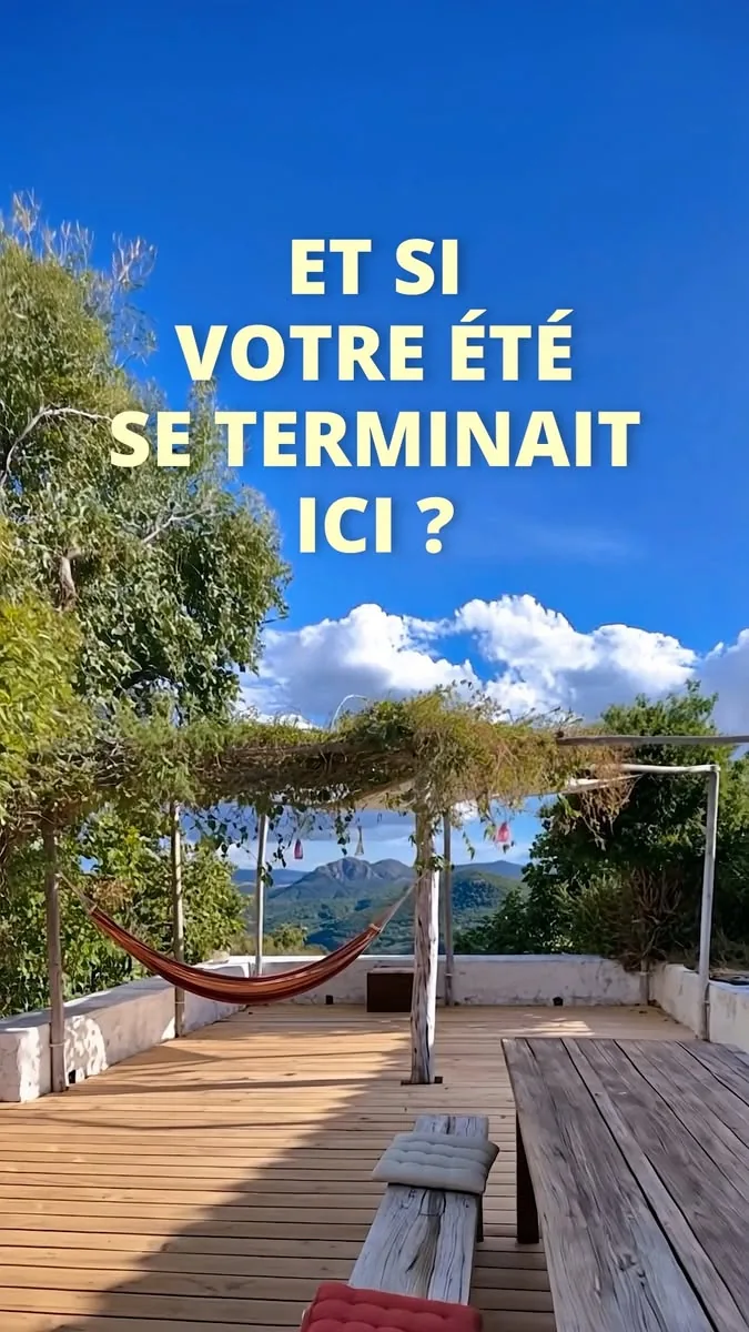 Terrasse et hamac dans les Cévennes, texte « Et si votre été se terminait ici ? »