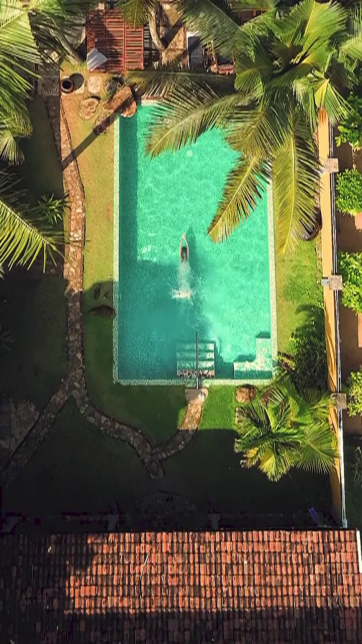 Vue aérienne de la piscine et du jardin de Villa Kusum
